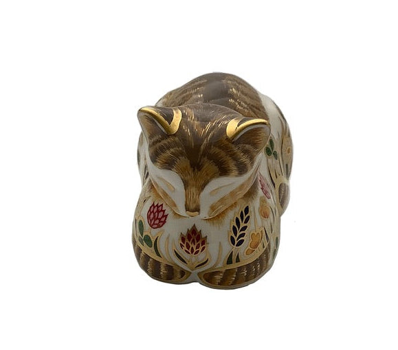 Royal Crown Derby Clover Cottage Garden Cat Paperweight with 22 carat gold decoration, presented with its original box and certificate.